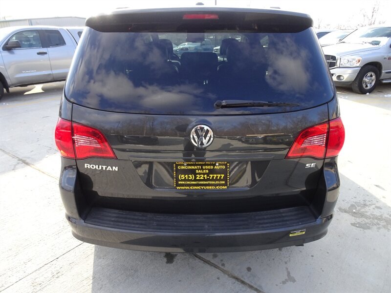 2011 Volkswagen Routan SE - Photo 5 - Cincinnati, OH 45255
