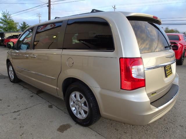 2012 Chrysler Town and Country Touring - Photo 11 - Cincinnati, OH 45255