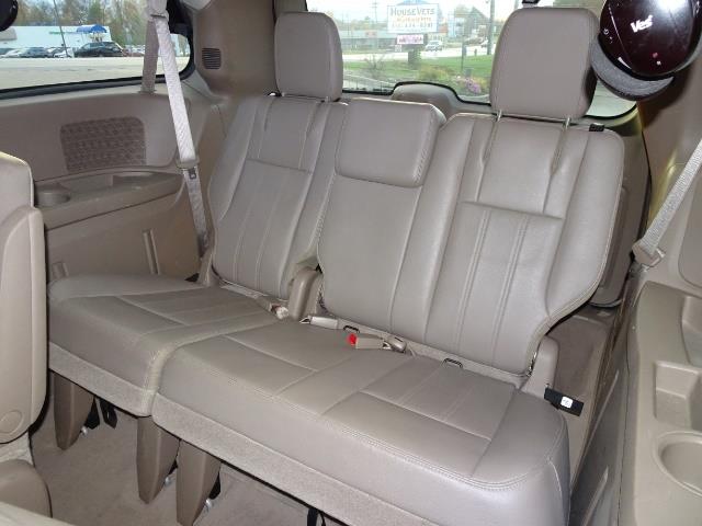 2012 Chrysler Town and Country Touring - Photo 9 - Cincinnati, OH 45255