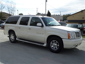 2005 Cadillac Escalade ESV   - Photo 1 - Cincinnati, OH 45255