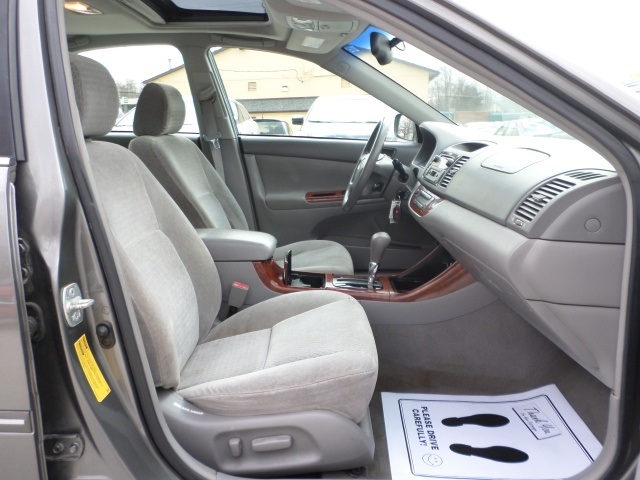 2002 Toyota Camry XLE - Photo 8 - Cincinnati, OH 45255