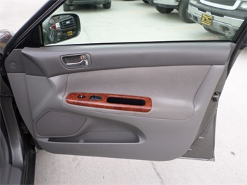 2002 Toyota Camry XLE   - Photo 24 - Cincinnati, OH 45255