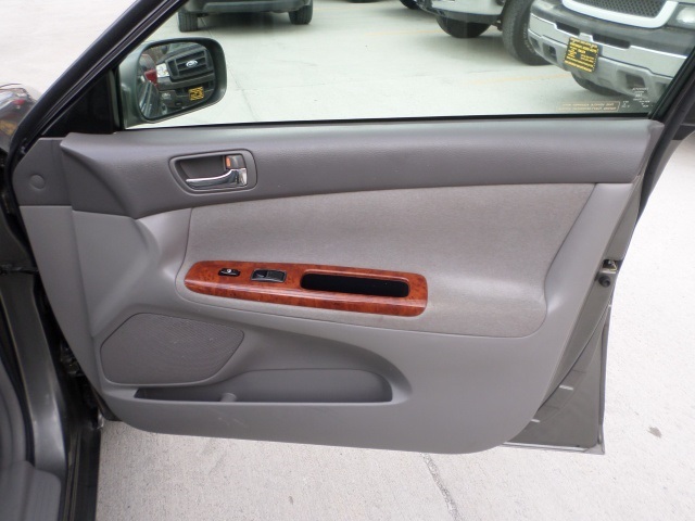2002 Toyota Camry XLE - Photo 24 - Cincinnati, OH 45255