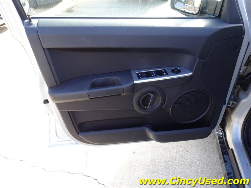 2008 Jeep Commander Sport - Photo 27 - Cincinnati, OH 45255