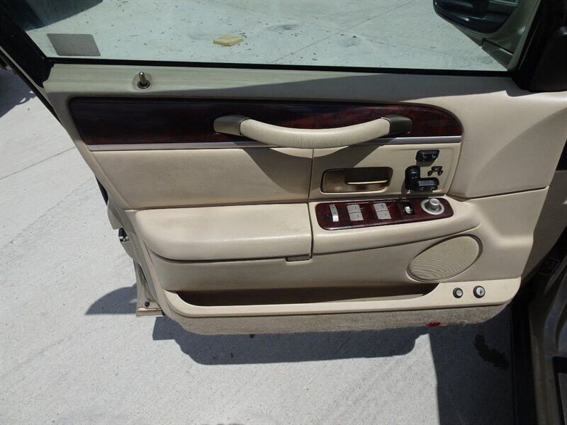 2009 Lincoln Town Car Signature Limited   - Photo 35 - Cincinnati, OH 45255