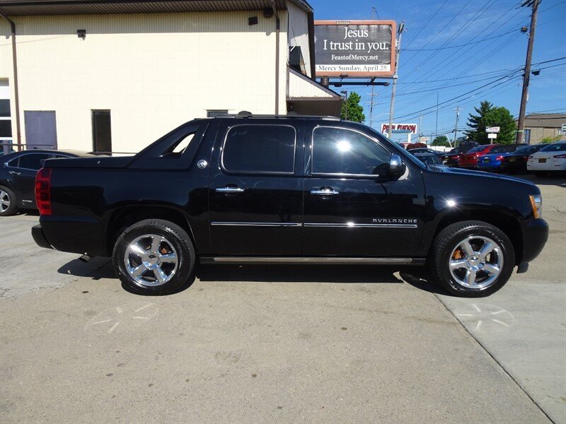 2013 Chevrolet Avalanche LTZ Black Diamond - Photo 5 - Cincinnati, OH 45255