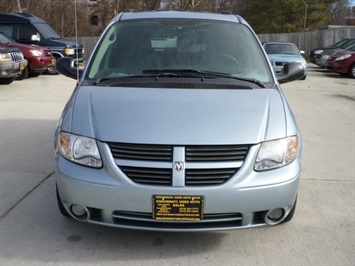 2006 Dodge Grand Caravan SXT   - Photo 2 - Cincinnati, OH 45255