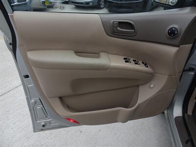 2014 Kia Sedona LX 3.5L V6 FWD - Photo 22 - Cincinnati, OH 45255