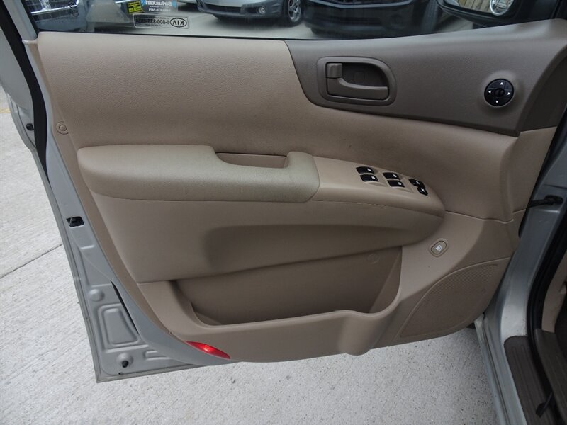 2014 Kia Sedona LX 3.5L V6 FWD - Photo 22 - Cincinnati, OH 45255