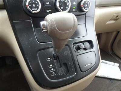 2014 Kia Sedona LX 3.5L V6 FWD - Photo 17 - Cincinnati, OH 45255