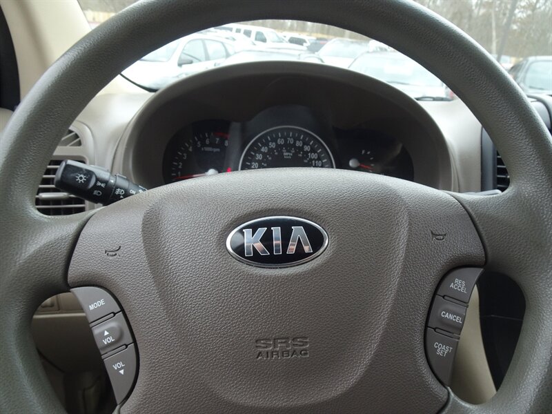 2014 Kia Sedona LX 3.5L V6 FWD - Photo 19 - Cincinnati, OH 45255