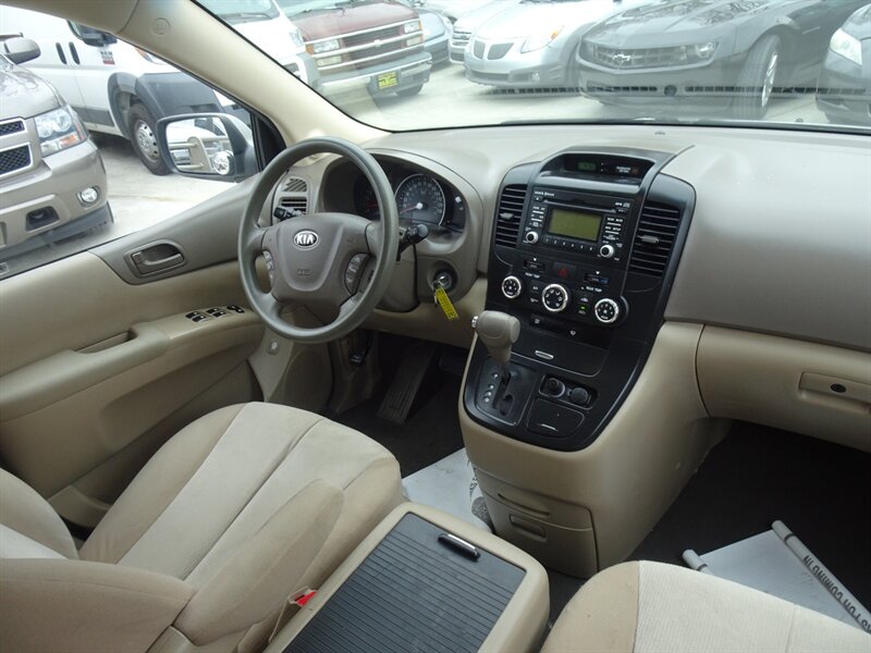 2014 Kia Sedona LX 3.5L V6 FWD - Photo 13 - Cincinnati, OH 45255