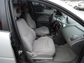 2004 Saturn Ion 2   - Photo 8 - Cincinnati, OH 45255