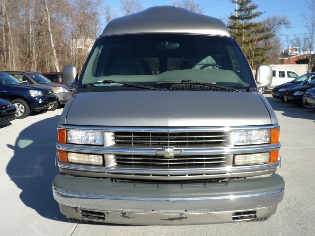 2001 Chevrolet Express Cargo 1500   - Photo 2 - Cincinnati, OH 45255
