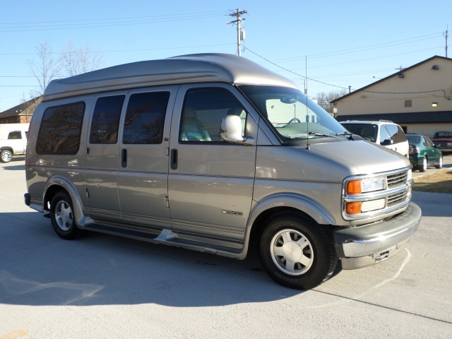 2001 Chevrolet Express Cargo 1500   - Photo 1 - Cincinnati, OH 45255