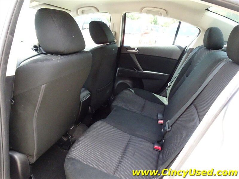 2012 Mazda Mazda3 i Sport - Photo 12 - Cincinnati, OH 45255