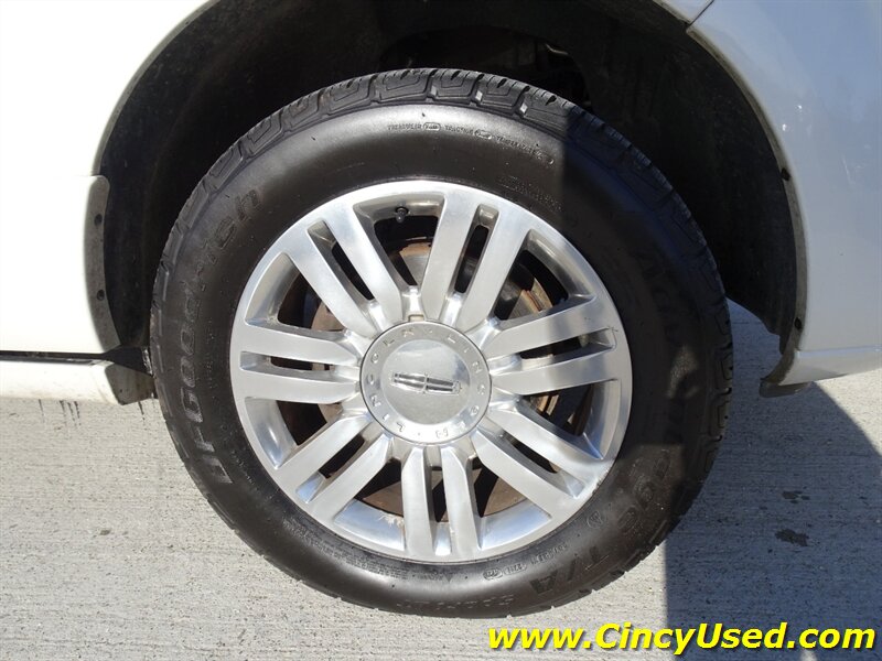 2013 Lincoln Navigator Base photo 2