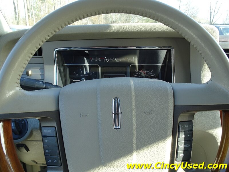 2013 Lincoln Navigator Base photo 29