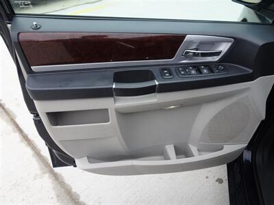 2010 Chrysler Town and Country Touring Plus   - Photo 25 - Cincinnati, OH 45255