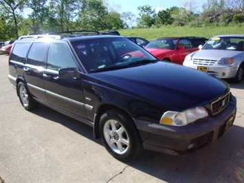 1998 Volvo V70 XC   - Photo 1 - Cincinnati, OH 45255