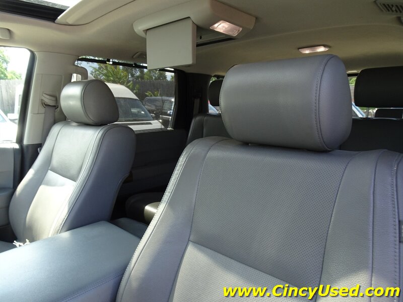 2010 Toyota Sequoia Platinum - Photo 12 - Cincinnati, OH 45255