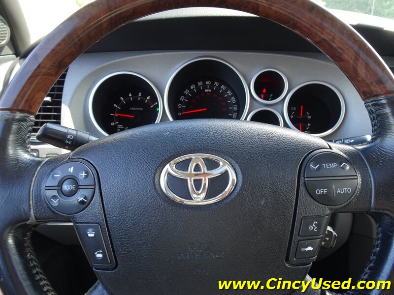 2010 Toyota Sequoia Platinum - Photo 23 - Cincinnati, OH 45255