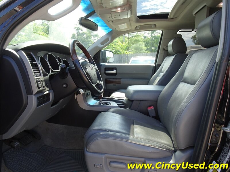 2010 Toyota Sequoia Platinum - Photo 11 - Cincinnati, OH 45255