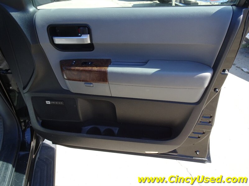 2010 Toyota Sequoia Platinum - Photo 34 - Cincinnati, OH 45255
