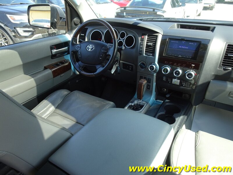 2010 Toyota Sequoia Platinum - Photo 16 - Cincinnati, OH 45255