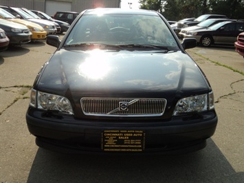 2000 Volvo V40   - Photo 2 - Cincinnati, OH 45255