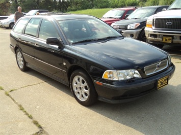 2000 Volvo V40   - Photo 1 - Cincinnati, OH 45255