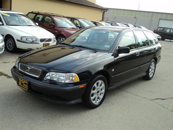 2000 Volvo V40   - Photo 3 - Cincinnati, OH 45255