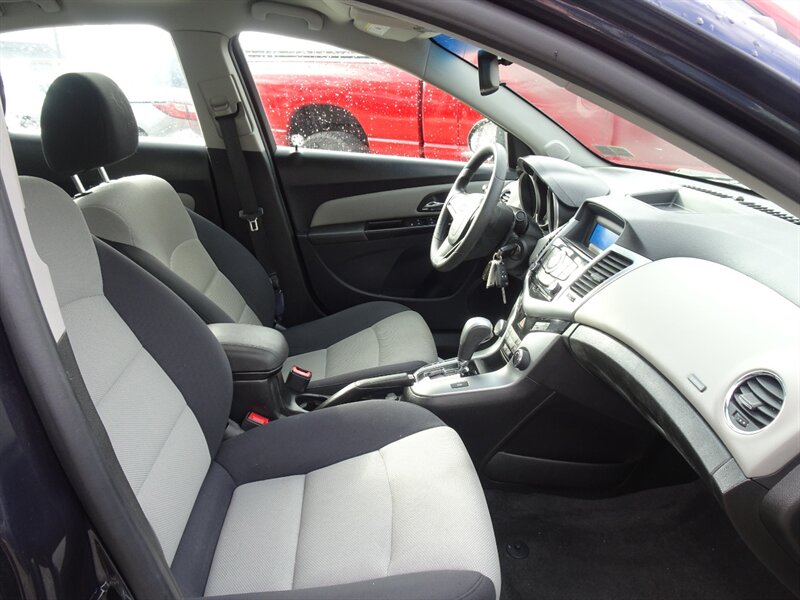 2014 Chevrolet Cruze LS Auto   - Photo 14 - Cincinnati, OH 45255