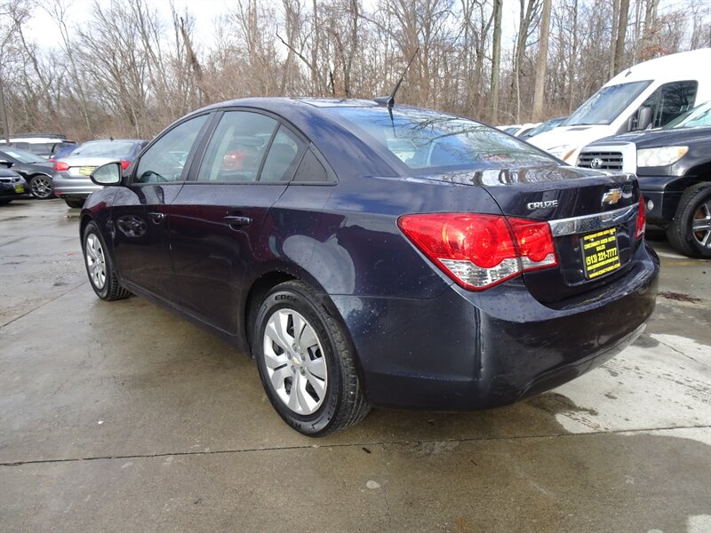 2014 Chevrolet Cruze LS Auto   - Photo 8 - Cincinnati, OH 45255