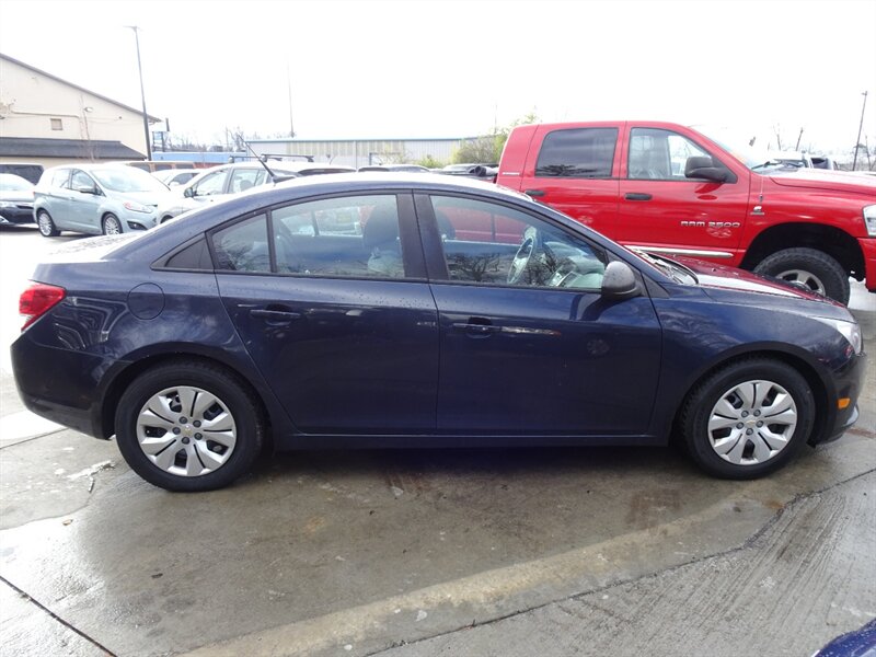 2014 Chevrolet Cruze LS Auto   - Photo 5 - Cincinnati, OH 45255