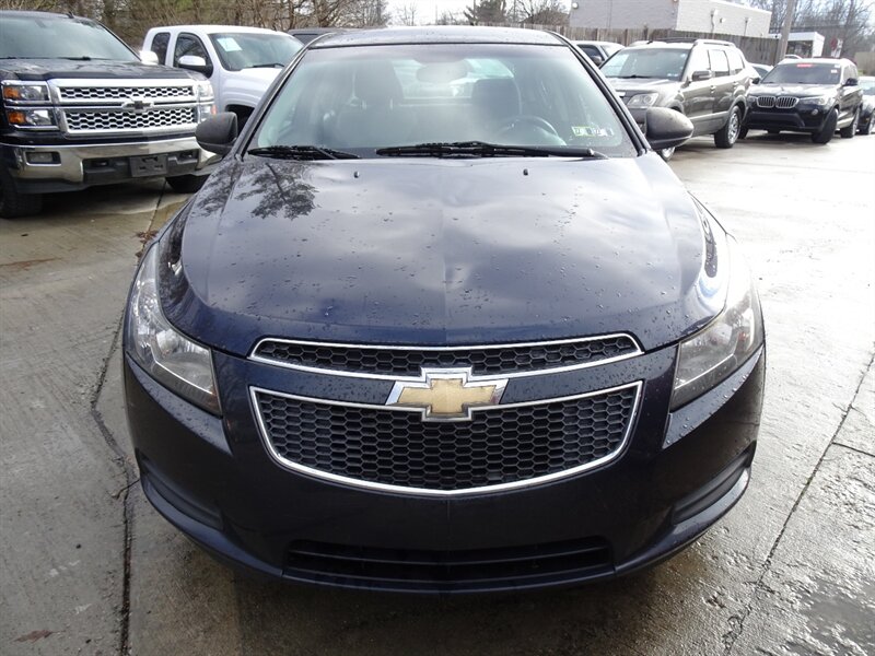 2014 Chevrolet Cruze LS Auto   - Photo 2 - Cincinnati, OH 45255