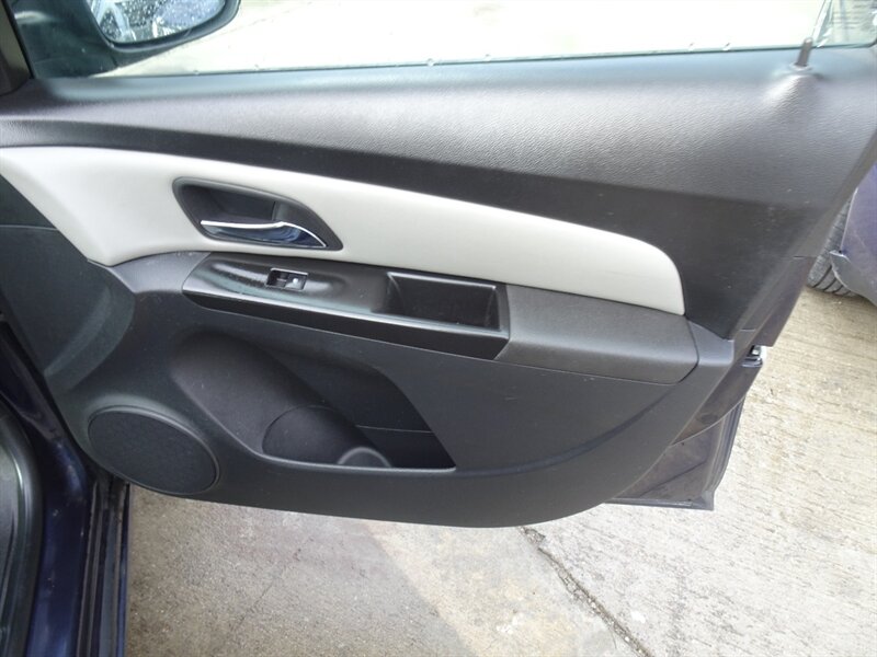 2014 Chevrolet Cruze LS Auto   - Photo 23 - Cincinnati, OH 45255