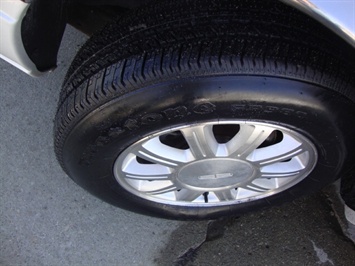 2002 Lincoln Continental   - Photo 31 - Cincinnati, OH 45255