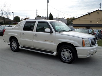 2002 Cadillac Escalade   - Photo 1 - Cincinnati, OH 45255