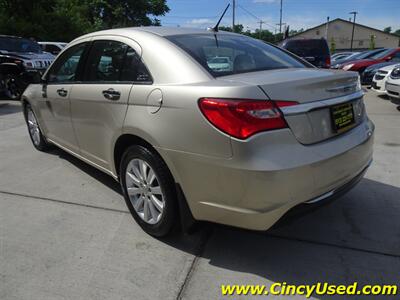 2013 Chrysler 200 Series Limited  3.6L V6 FWD - Photo 9 - Cincinnati, OH 45255