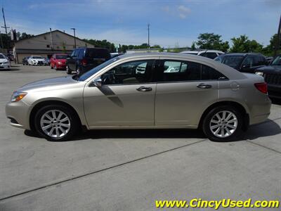 2013 Chrysler 200 Series Limited  3.6L V6 FWD - Photo 4 - Cincinnati, OH 45255