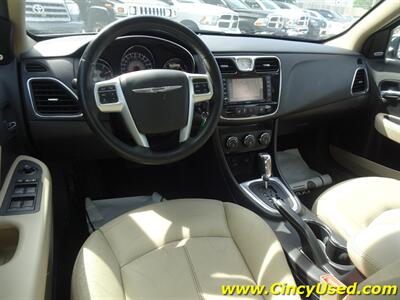 2013 Chrysler 200 Series Limited  3.6L V6 FWD - Photo 10 - Cincinnati, OH 45255