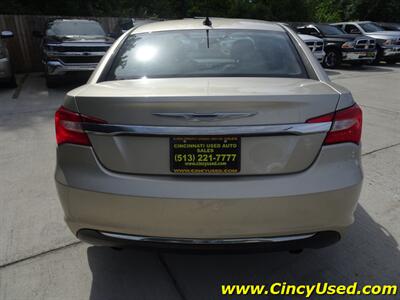 2013 Chrysler 200 Series Limited  3.6L V6 FWD - Photo 8 - Cincinnati, OH 45255