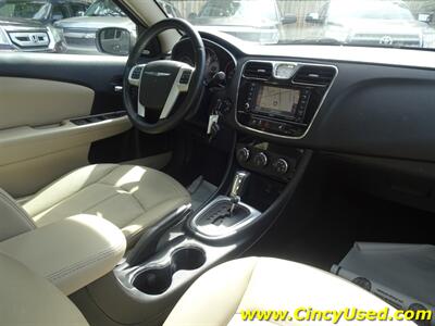 2013 Chrysler 200 Series Limited  3.6L V6 FWD - Photo 14 - Cincinnati, OH 45255