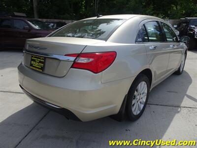 2013 Chrysler 200 Series Limited  3.6L V6 FWD - Photo 7 - Cincinnati, OH 45255