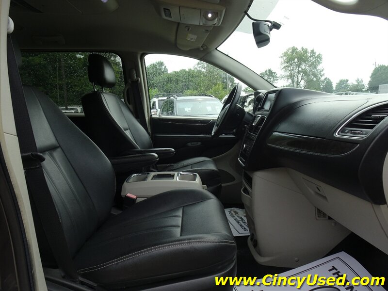 2016 Chrysler Town & Country Touring Handicap - Photo 19 - Cincinnati, OH 45255