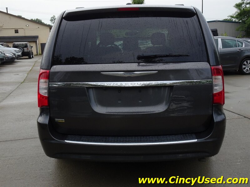 2016 Chrysler Town & Country Touring Handicap - Photo 8 - Cincinnati, OH 45255