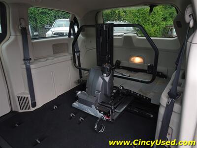 2016 Chrysler Town & Country Touring Handicap - Photo 10 - Cincinnati, OH 45255