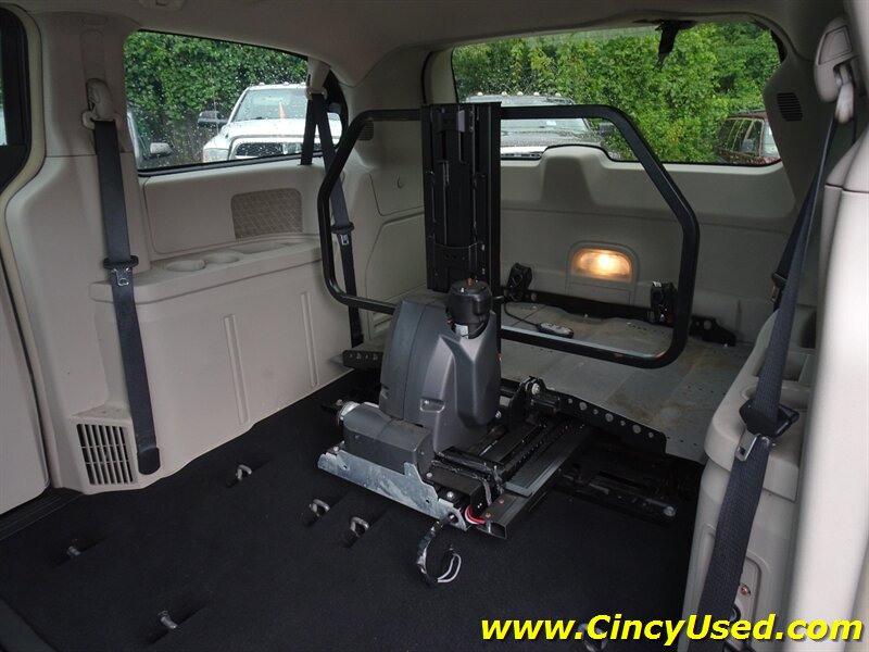 2016 Chrysler Town & Country Touring Handicap - Photo 10 - Cincinnati, OH 45255