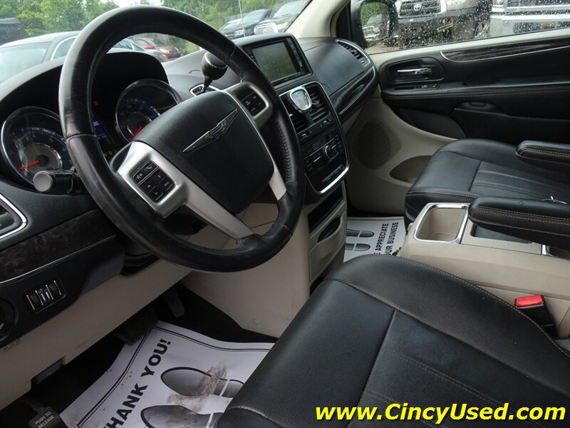 2016 Chrysler Town & Country Touring Handicap - Photo 13 - Cincinnati, OH 45255